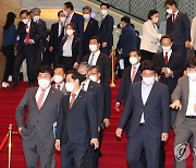 국회 본관 계단 내려오는 의원들과 장관들