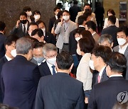 국회 본관 계단 내려오는 의원들과 장관들