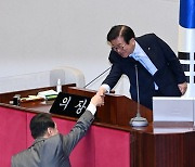 박병석 국회의장과 악수하는 윤석열 대통령