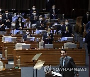 국무위원들 박수 받는 윤석열 대통령