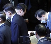 박홍근 원내대표와 인사하는 윤석열 대통령
