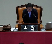 박병석 국회의장과 인사하는 윤대통령
