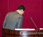 박병석 국회의장에게 인사하는 윤석열 대통령
