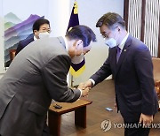 인사하는 윤석열 대통령과 민주당 윤호중 비상대책위원장