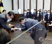 인사하는 윤석열 대통령과 민주당 박홍근 원내대표