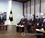 국회의장 및 여야 지도부와 환담하는 박병석 국회의장