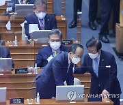 대화하는 박병석 국회의장과 추경호 경제부총리