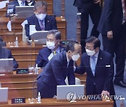 대화하는 박병석 국회의장과 추경호 경제부총리