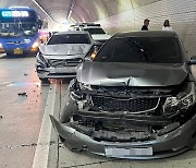 터널서 역주행 차량 피하려다 승용차 3대 추돌..3명 경상