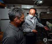 소상공인과 만남 가지는 추경호 부총리