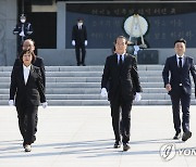 참배 마치고 나오는 권영세 장관