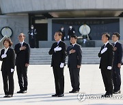 참배 마치고 국기에 경례하는 권영세 장관