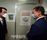 [포토]사전투표함 보관장소 점검하는 노태악 신임 중앙선관위원장