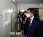 [포토]노태악 중앙선관위원장, 사전투표함 보관장소 점검