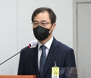 [포토]국회 운영위 출석한 '성비위 논란' 윤재순