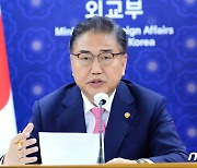 한중 외교장관 "北 코로나19 상황 우려".. 인도적 지원 논의