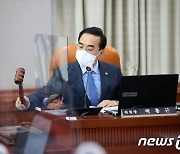 의사봉 두드리는 박홍근 국회 운영위원장