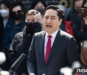 '단일화' 요구한 강용석 "일방적 사퇴 없다..이준석이나 사퇴하라"