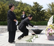 박병석 의장, 故 노무현 전 대통령 묘역 참배..권양숙 여사 면담