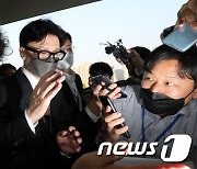 취재진에 둘러싸인 한동훈 법무부 장관