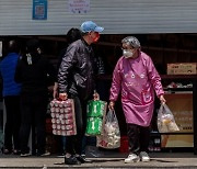 블룸버그 "中 제로코로나 출구, 노인들에게 달려있어"