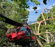 53년된 헬기, 자재 운반중 추락.. 3명 사상