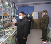 마스크 두장 끼고 약국 찾은 북한 김정은..북한 코로나 상황 심각하다