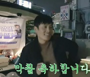 이병헌, '흑역사' 건치 댄스 재연?..'블루스' 스탭들과 훈훈[영상]