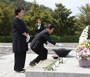 박병석, 노무현 전 대통령 묘역 참배 "국민통합의 길 걷겠다"