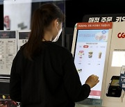 '코로나 타격' CGV, 터널 끝?.. 비싼 티켓값 변수
