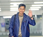 정우성 '영화 스틸 같은 칸 출국'