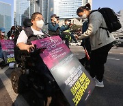 전장연, 이틀째 용산 출근길 도로 행진 시위..차량 통행 막혀
