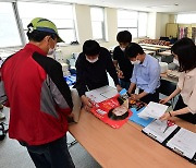 선거 벽보 점검하는 선관위 관계자들