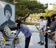 '이세종 열사 추모식 찾아 헌화하는 학생들'