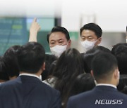 尹 "취재진에 보안앱 강제해선 안돼" 청사내 의무설치 예외