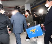 경찰, '후원금 의혹' 성남FC·두산건설 8시간 넘게 압수수색(종합)