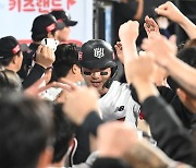 동점 투런포 박병호,'KT는 축제분위기' [사진]