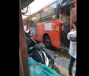 서울 영등포서 달리던 버스가 신호등 들이받아..13명 부상