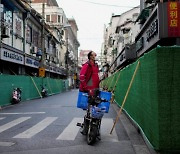 "감옥 같다"..中 코로나 봉쇄에 분노 폭발한 시민들