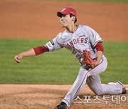 [ST포토] 윤태현 '역전 위기 상황에 등판'