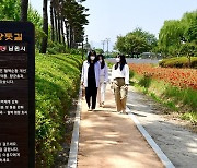 남원시, 도심 꽃동산 향기원에 '맨발로 걷는 황톳길' 조성