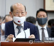 답변하는 송두환 국가인권위원장