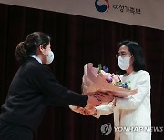 꽃다발 받는 김현숙 신임 여가부 장관