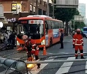 영등포서 퇴근길 광역버스가 신호등 들이받아 13명 부상