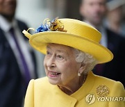 영국 여왕 연일 공개행보..'엘리자베스선' 개통식 깜짝 참석