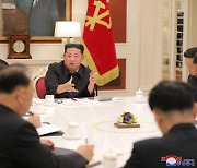北김정은 "코로나 방역 초기 위기 대응 미숙".. 참모진 질책