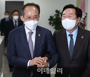 [포토]'손 맞잡은 추경호-김기문'