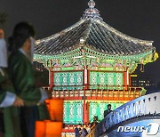 [뉴스1 PICK]초여름밤 환하게 밝힌 경복궁 향원정(香遠亭)