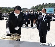 윤석열 대통령, 5·18묘지 '반쪽 참배' 오명 씻어냈다