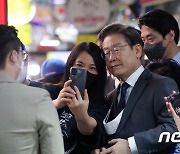 '인천 시민들과 셀카 찍는 이재명'